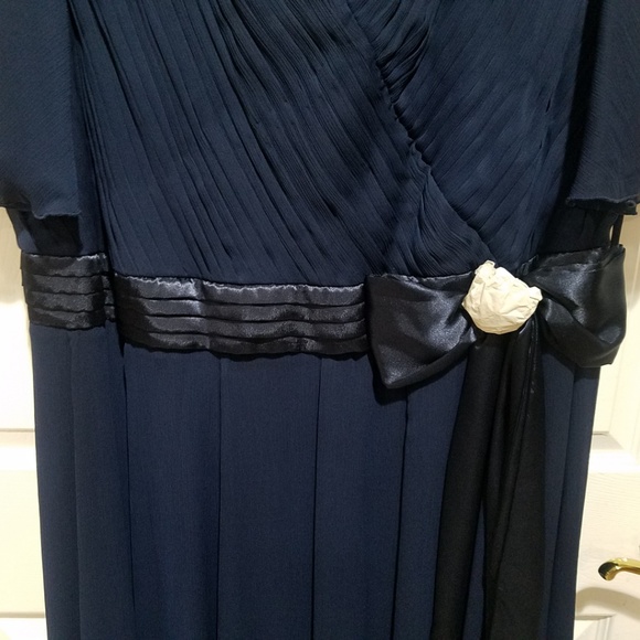 Stunning  full length Evening Dress with Crystal - Picture 7 of 8